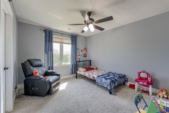 Building Photo - Spacious & Stylish 6-Bedroom Home in North...