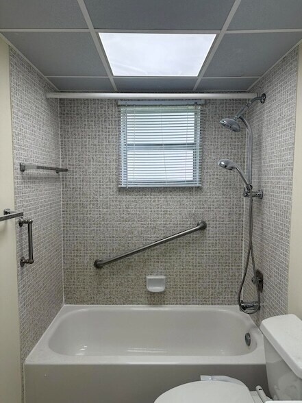 Building Photo - 548 Normandy Ln