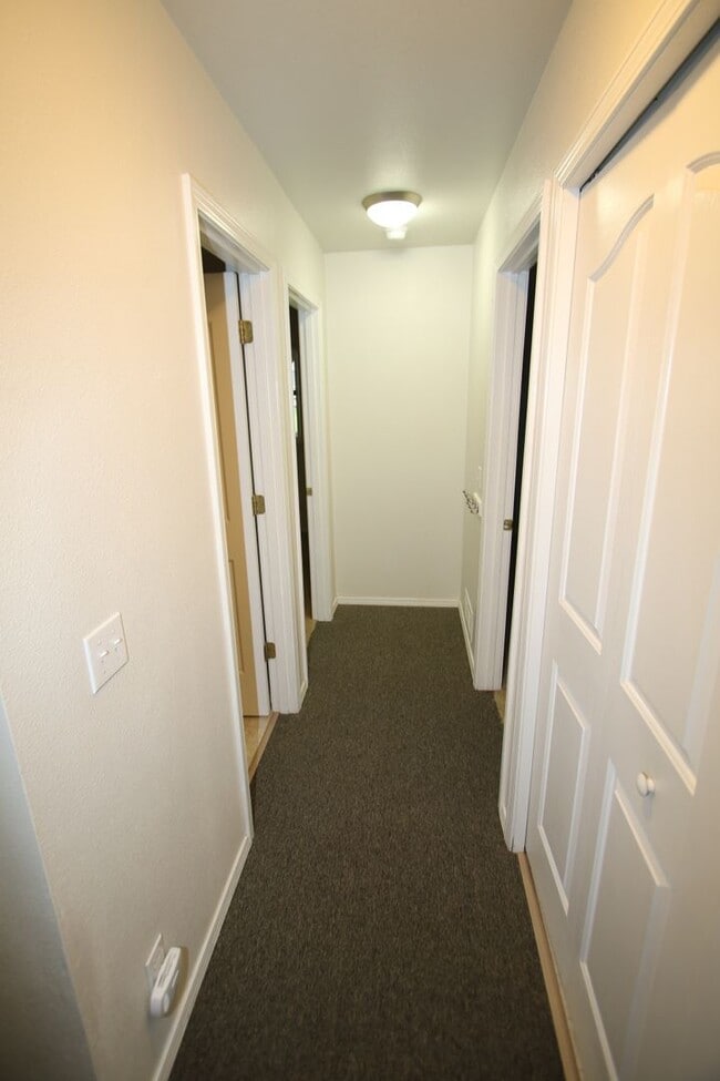 Building Photo - 3 Bedroom Eagle River Townhouse!
