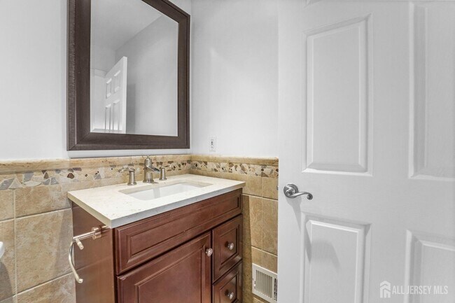 Building Photo - 13 Jill Ct