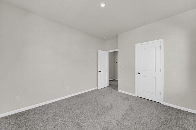 Building Photo - Beautiful End Unit Townhome In Mint Hill
