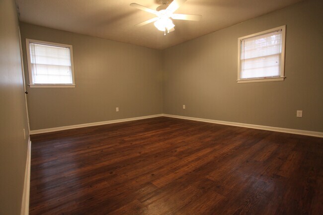 Building Photo - Newly remodeled 3bed/2bath house available...