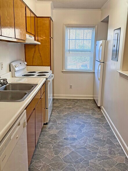 Building Photo - 2500 Avent Ferry Rd