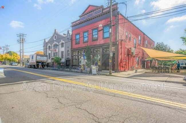 Building Photo - 626 NE Russell St