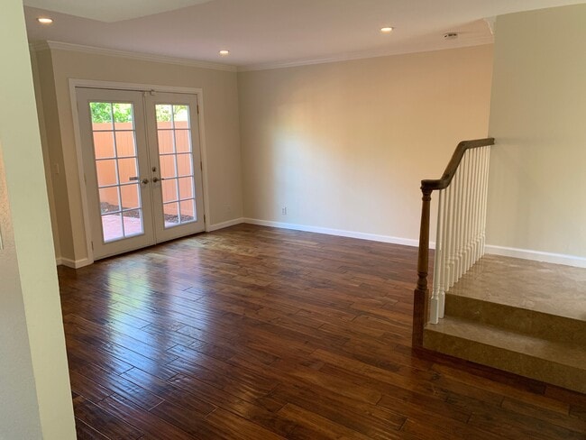 Building Photo - Light and Bright Two Story Townhome!