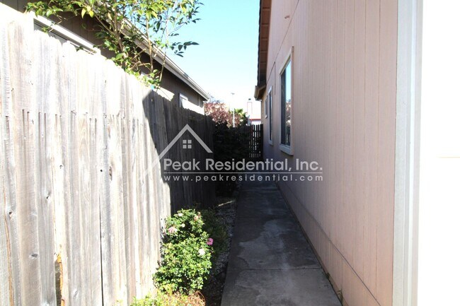 Building Photo - Nice Elk Grove 3bd/2ba Home with 2 Car Garage