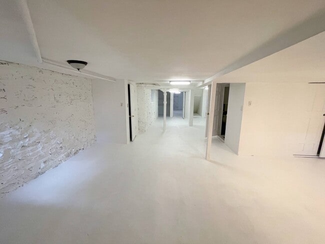 Building Photo - 72-45 60th Ln