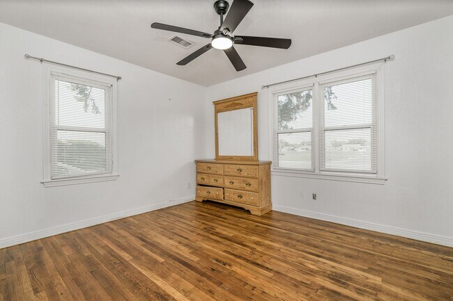 Building Photo - Two bedroom house for lease
