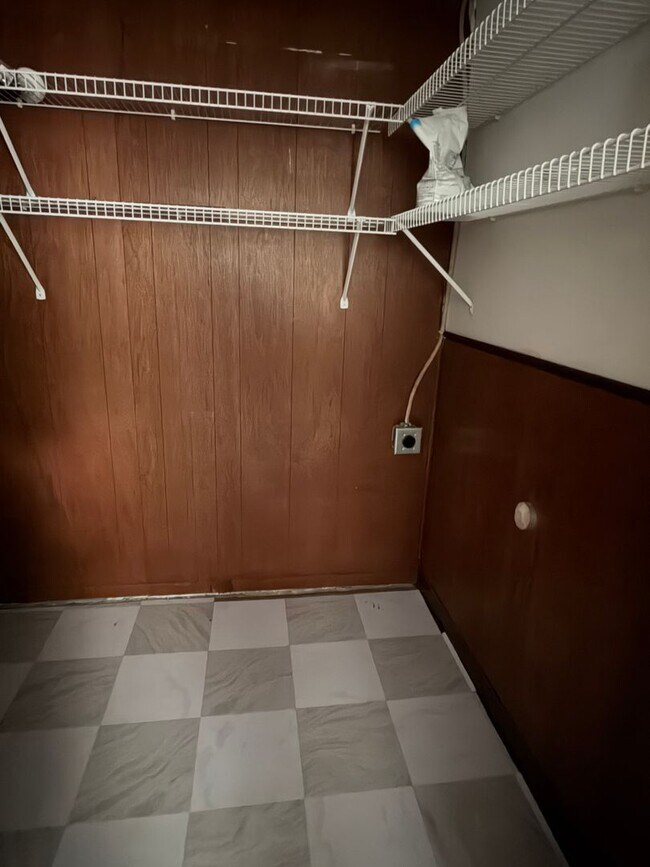 Building Photo - Updated 3 bedroom/2 Full Bath Huber Heights Ranch
