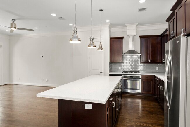 Building Photo - 742 W 24th St