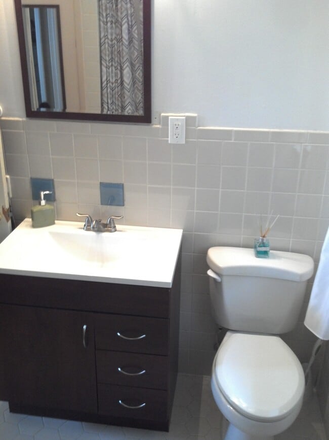 Bathroom (Upper Level) - 14 Roosevelt Ave