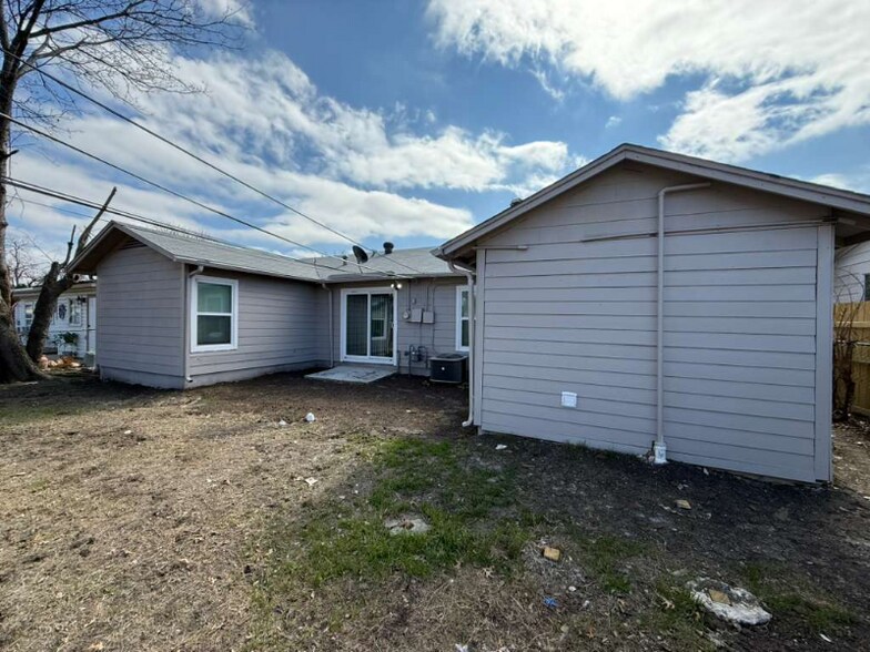 Building Photo - 215 Laurelwood Dr