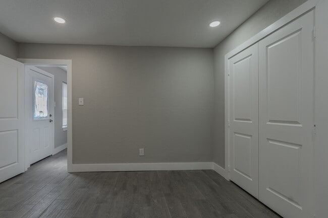 Building Photo - 2127 Strawberry Rd