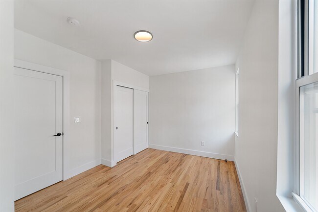Building Photo - 163 3rd St
