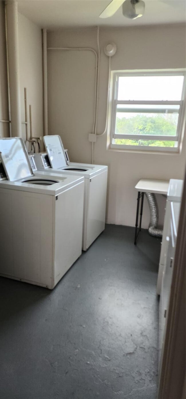 Building Photo - 3150 N Palm Aire Dr