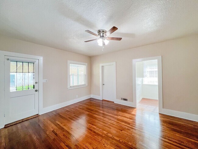 Building Photo - Los Alamitos 4 Bed 2 Bath House - 2 Car Gar - Wood Flooring - Huge Yard - Cute!!!