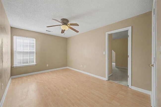 Building Photo - 2025 Baramore Oaks Dr