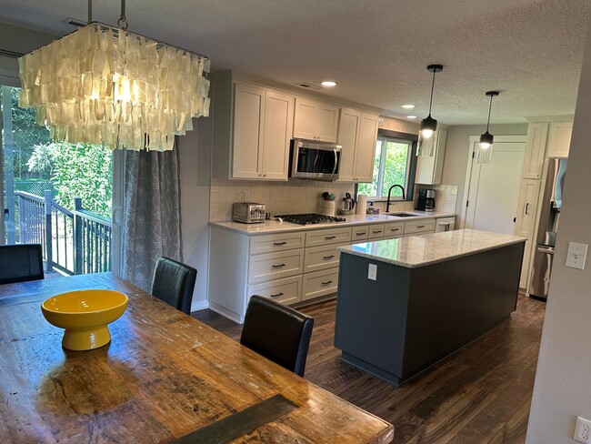 Building Photo - Luxury Furnished Rental in Milwaukie