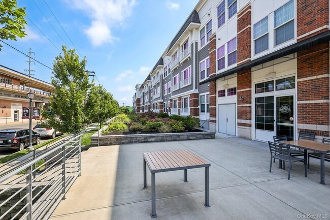 Primary Photo - 75 E Hoffman Ave