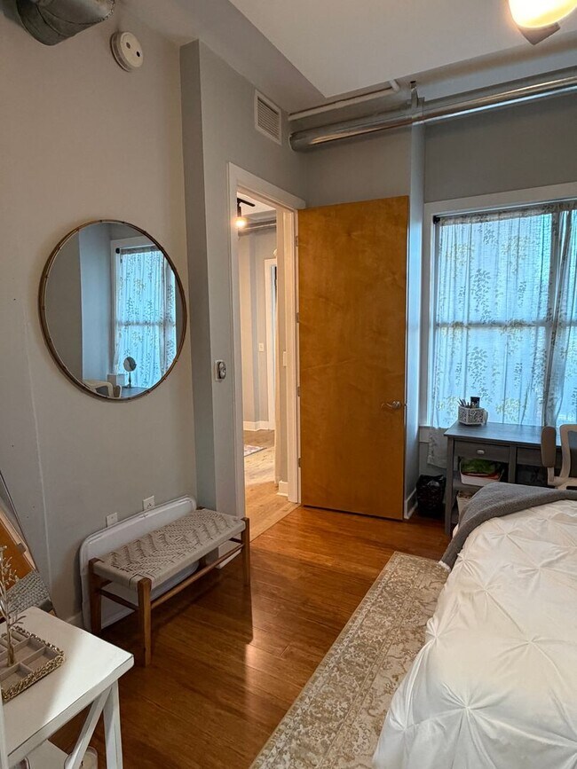 Building Photo - Two Bed/Two Bath Condo in Downtown