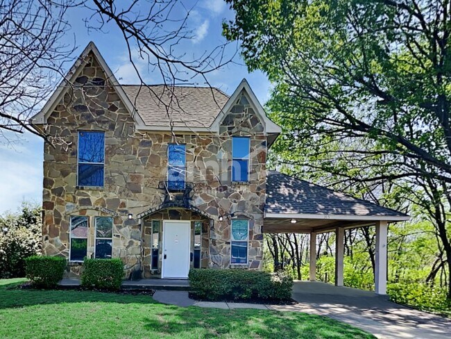 Primary Photo - 315 Lakeside Dr