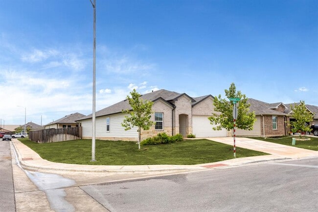 Building Photo - 1421 Havelock Wy