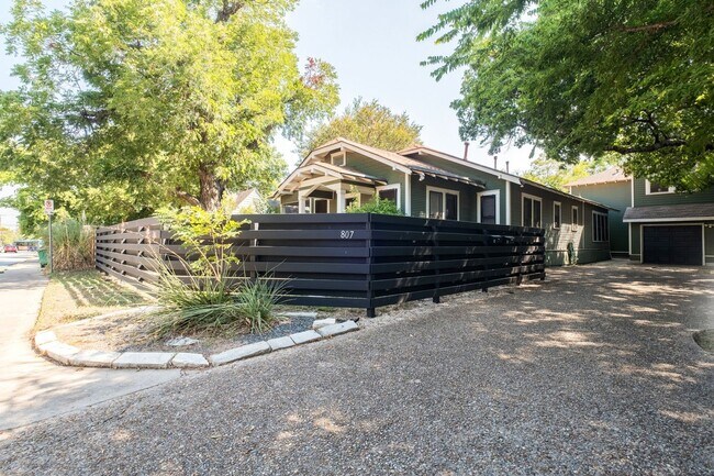 Building Photo - 4 Bedroom, 3 Bath in North Campus / Hyde Park