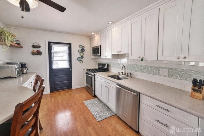 Building Photo - 100 Pinetree Dr