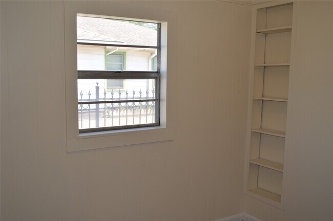 Building Photo - 2218 2nd St