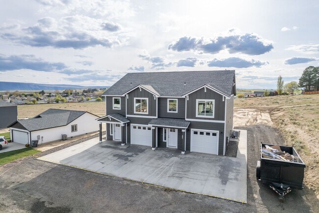 Building Photo - 3 Bed, 2.5 Bath Duplex in Royal City
