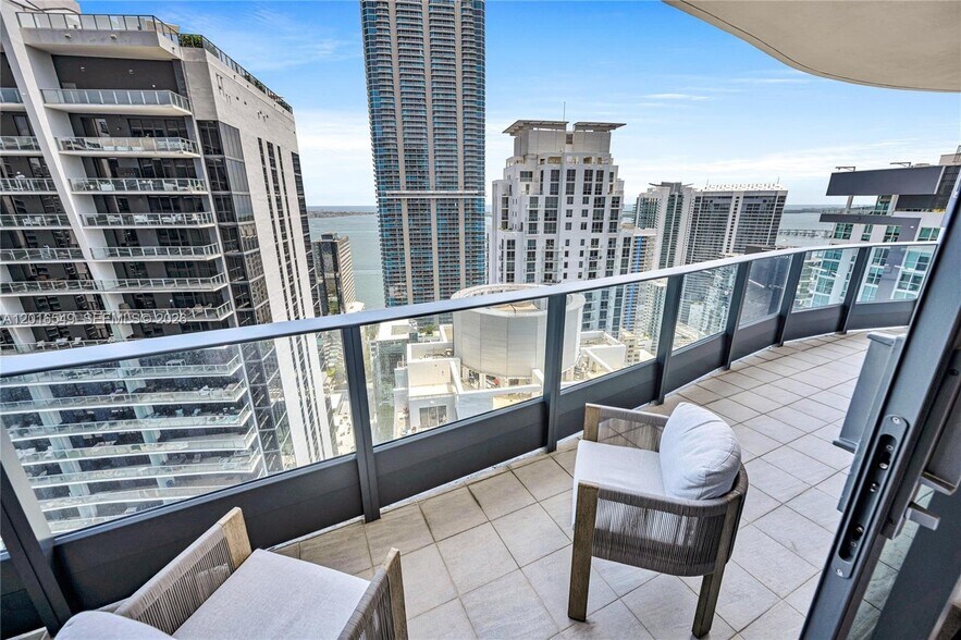 Building Photo - 1000 Brickell Plz