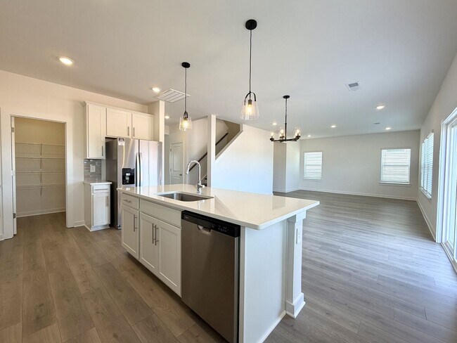 Building Photo - 2372 Meadowwood Dr