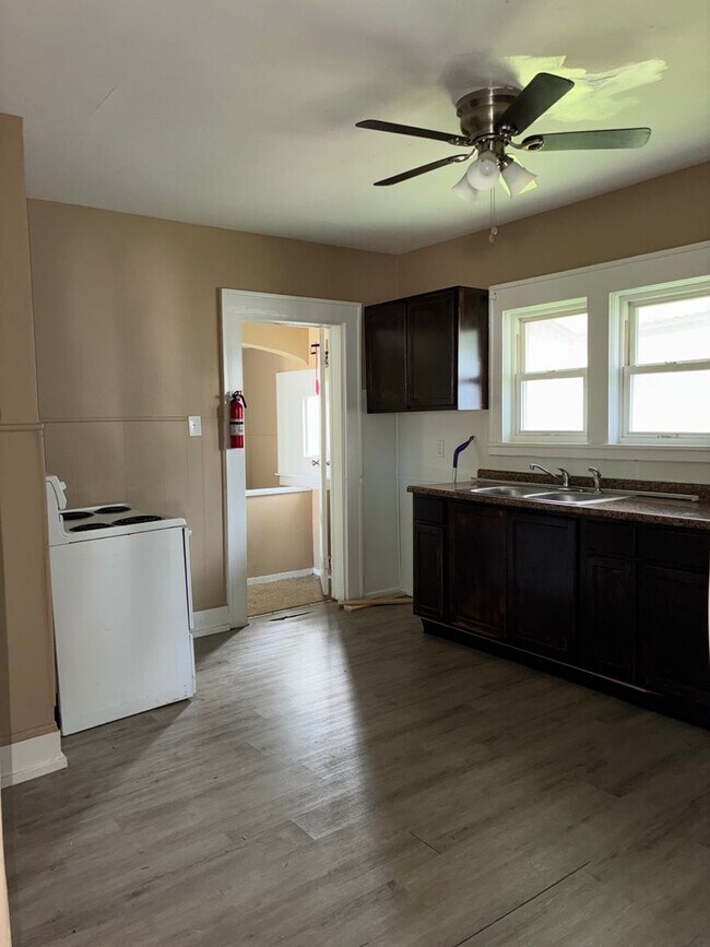 Building Photo - Charming 3-Bedroom Property in Prime Location
