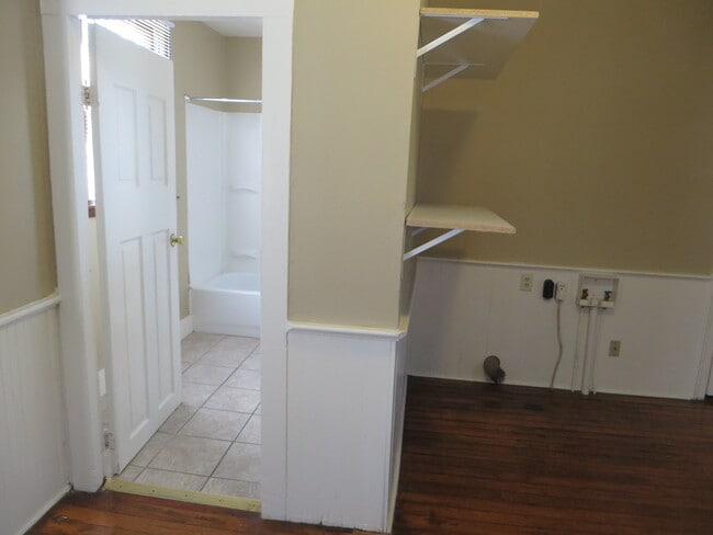 Building Photo - Two Bedroom Home with a bonus room/3rd bedroom in Historic District (Williams-Woodland Historic P...