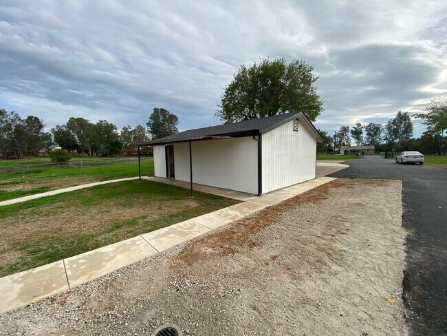 Building Photo - Fully Renovated Home on 5 Acres