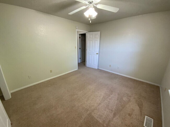 Building Photo - 3 Bedroom 2 Bathroom Duplex