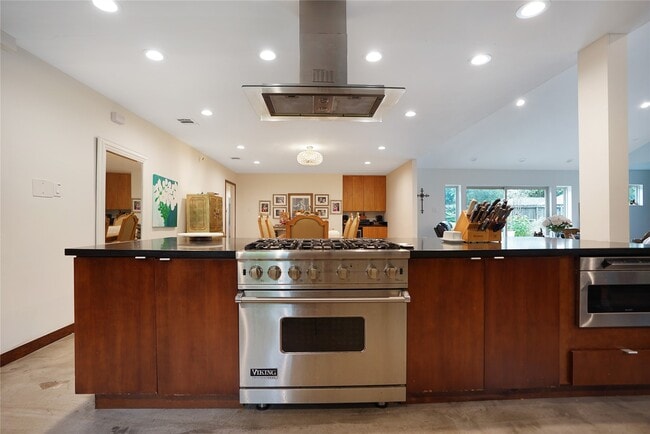 Building Photo - 5643 Terwilliger Way