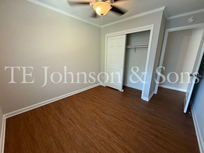 Building Photo - Modern 2-Bedroom with Granite Finishes & F...