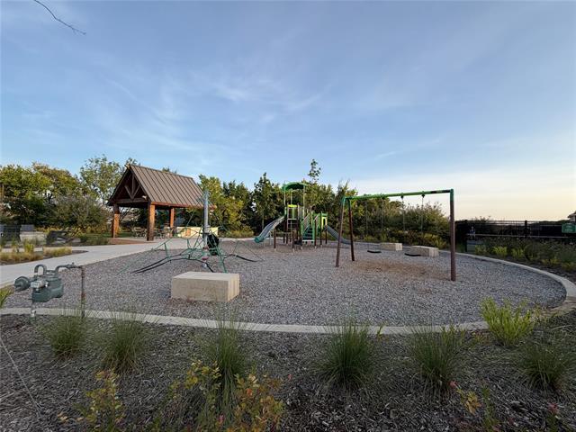 Building Photo - 2104 Mdw Pk Dr