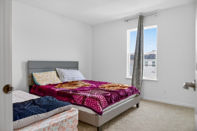 Building Photo - 395 S Pointe Ave