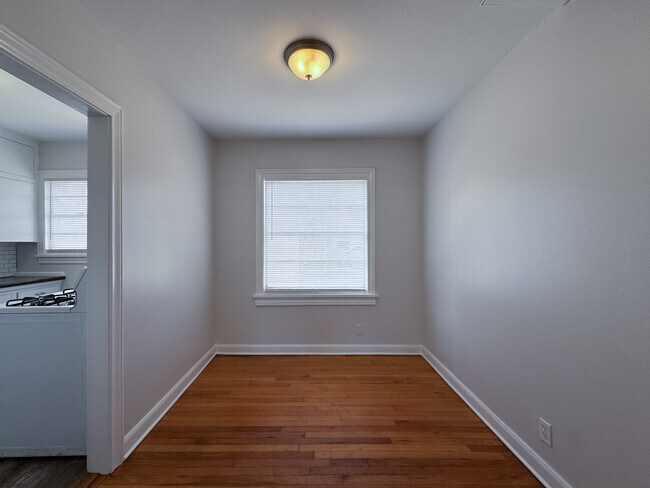 Dining - 401 E 6th St