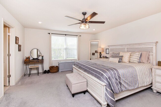 Building Photo - 6787 Oakcrest Dr