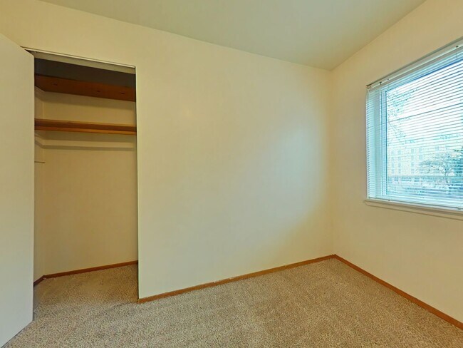 Building Photo - 2 Bedroom Apartment ~ Close to Campus ~ Ca...