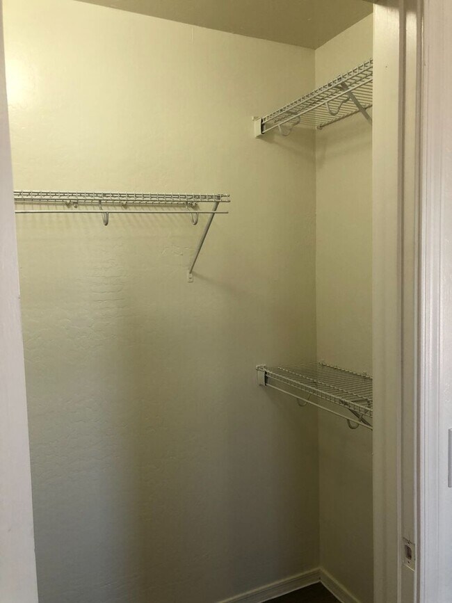 Building Photo - 3 bedroom 2.5 bath home - 2 car garage - S...