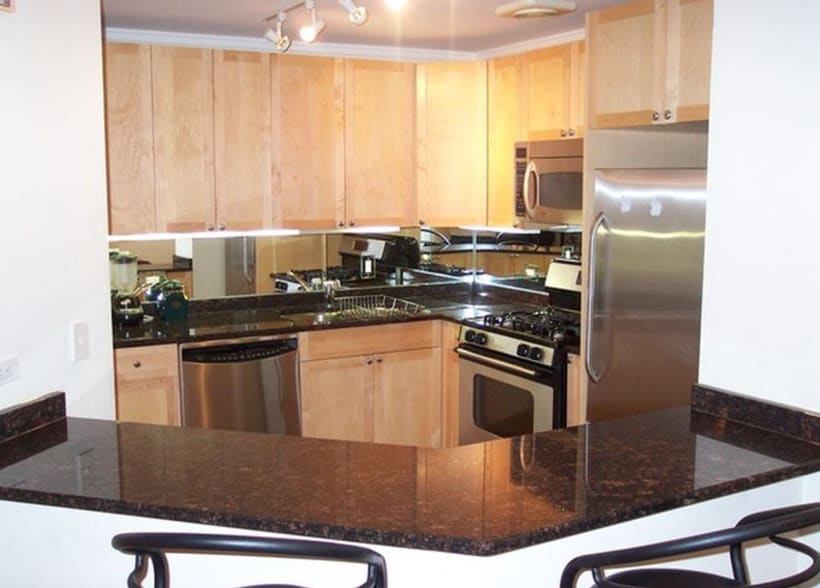 Kitchen - 6102 N Sheridan Rd