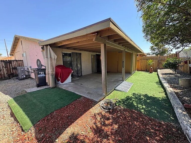 Building Photo - Cozy 2 bedroom 1 bathroom home.