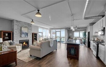 Building Photo - Lakefront