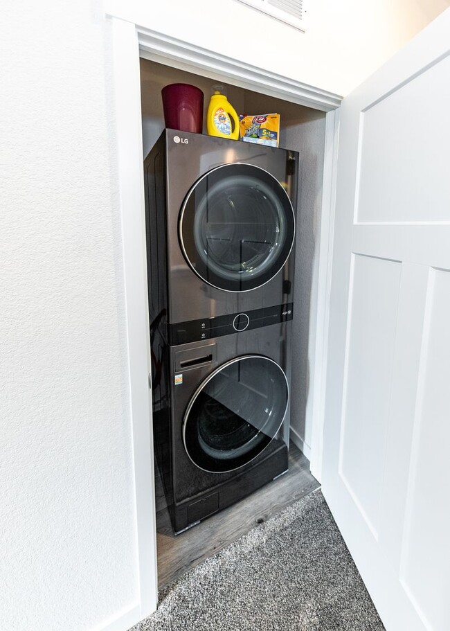 Building Photo - Fully Furnished 3 Bedroom 2.5 Bath Luxury Townhome by Garden of the Gods