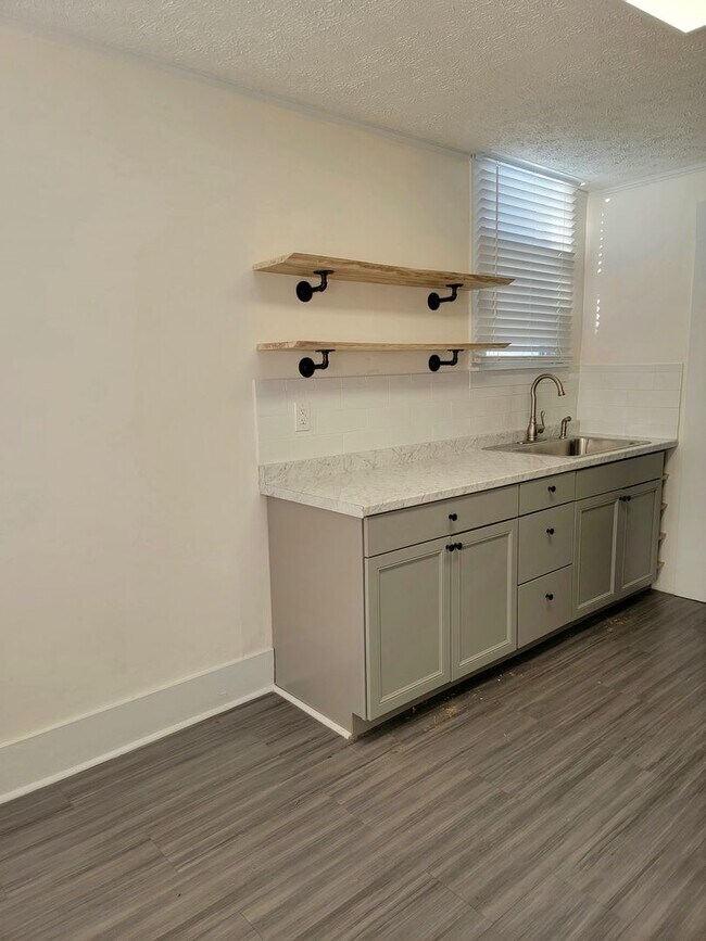 Building Photo - Two bedroom House For Rent S. Floyd Street