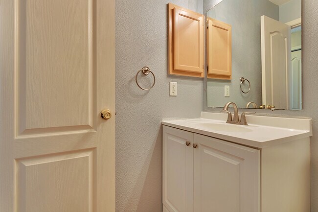 Building Photo - 1417 Plaza Verde Dr